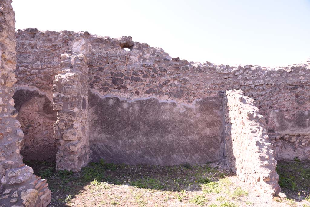 I.4.22 Pompeii. October 2019. Looking west into west ala, �e�, with doorway to room �n�, on left.
Foto Tobias Busen, ERC Grant 681269 D�COR.
