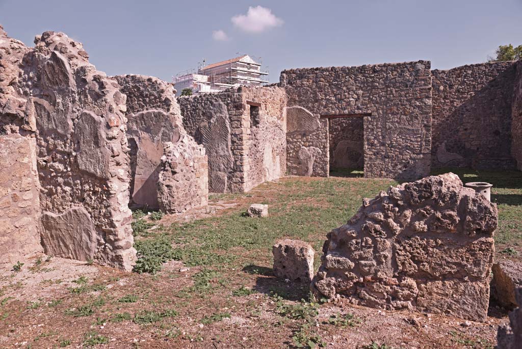 I.4.22 Pompeii. October 2019. Looking east across atrium towards room �f�, from room �d�.
Foto Tobias Busen, ERC Grant 681269 D�COR.
