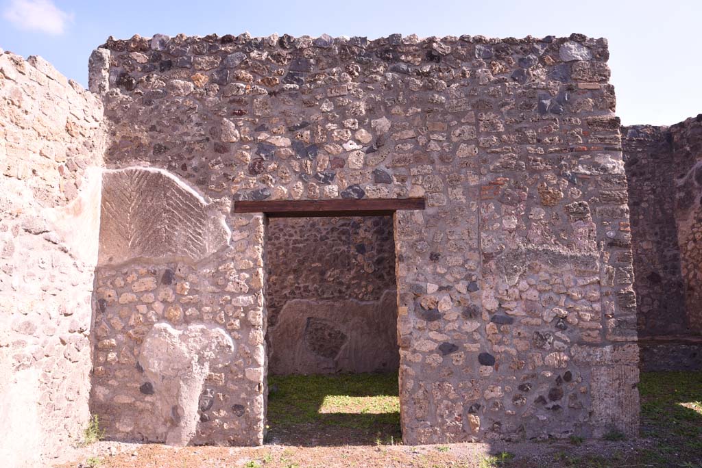 I.4.22 Pompeii. October 2019. Room �f�, looking east towards doorway. 
Foto Tobias Busen, ERC Grant 681269 D�COR.

