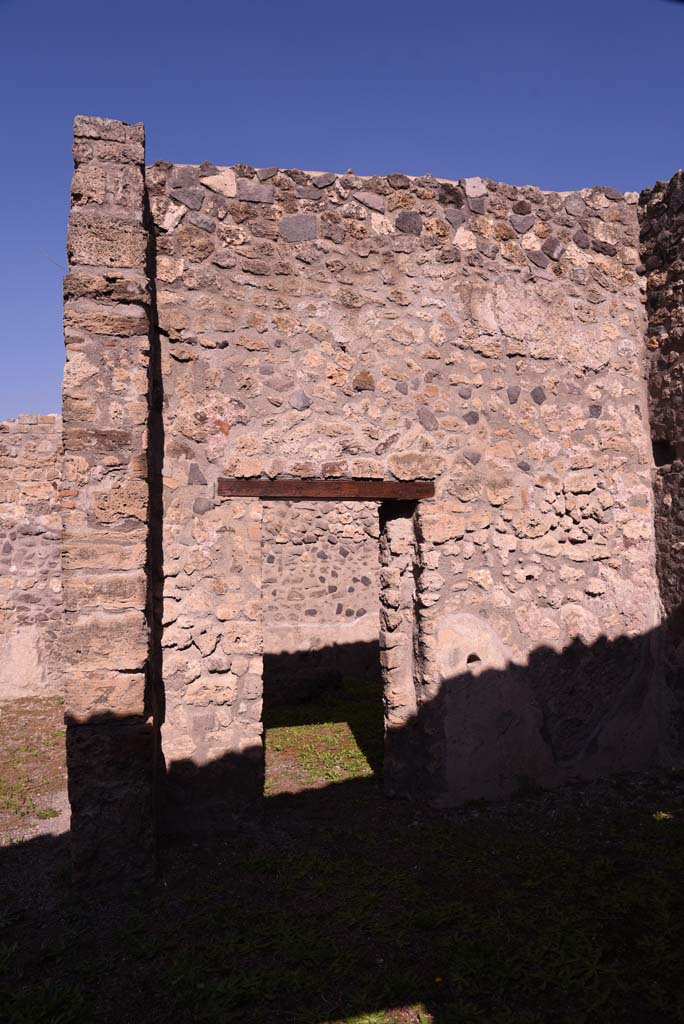 I.4.22 Pompeii. October 2019. North wall of east ala, g, with doorway to room �f�.
Foto Tobias Busen, ERC Grant 681269 D�COR.
