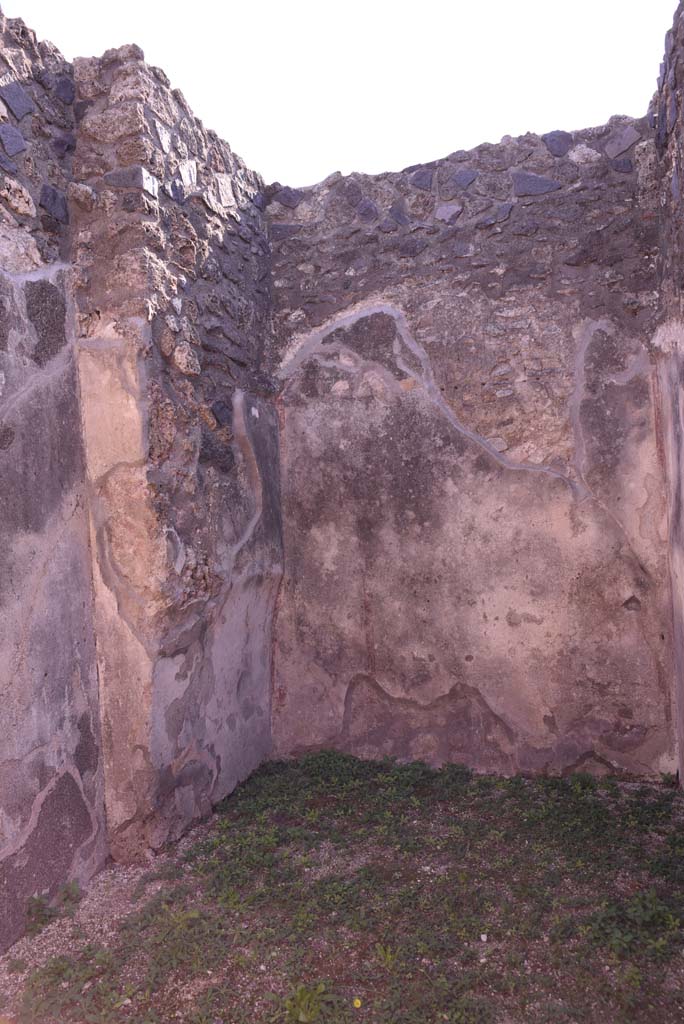 I.4.22 Pompeii. October 2019. Room “i”, east wall on left, and south wall, on right.
According to PPM –
The south wall included the bezel of the fictitious vault, which extended above the wall of the alcove: the wall decoration with a white background had simple red squares, and a medallion with bust in the two side panels.
The recess in the east wall allowed for the placement of the bed in the alcove.
See Carratelli, G. P., 1990-2003. Pompei: Pitture e Mosaici. Roma: Istituto della enciclopedia italiana, (p.184).
Foto Tobias Busen, ERC Grant 681269 DÉCOR.
