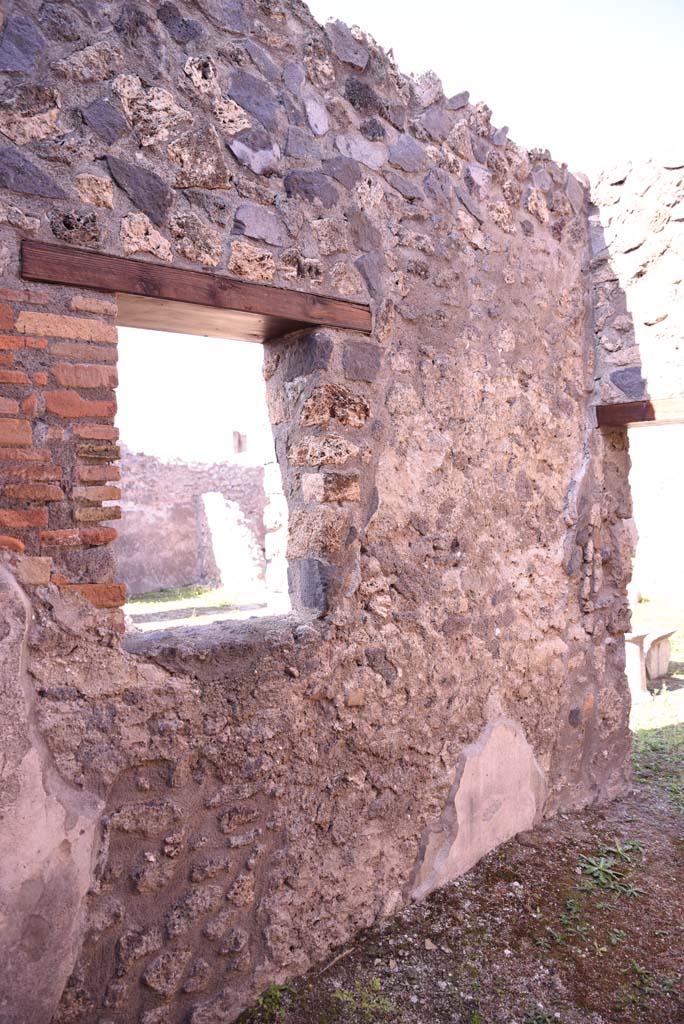 I.4.22 Pompeii. October 2019.
Room “i”, west wall with window, and north wall with door to atrium.
Foto Tobias Busen, ERC Grant 681269 DÉCOR.