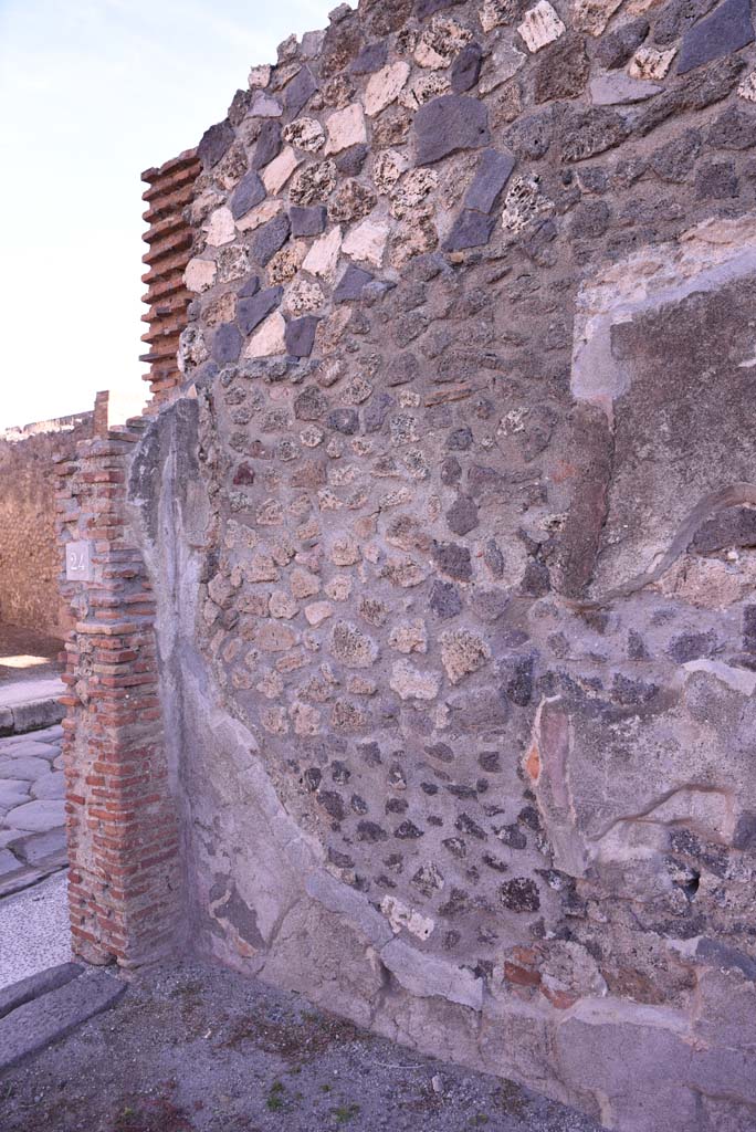 I.4.24 Pompeii. October 2019. East wall at north end.
Foto Tobias Busen, ERC Grant 681269 D�COR.
