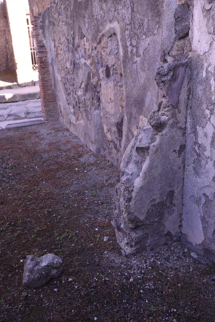I.4.24 Pompeii. October 2019. Looking north along east wall from rear room into shop-room.
Foto Tobias Busen, ERC Grant 681269 D�COR.

