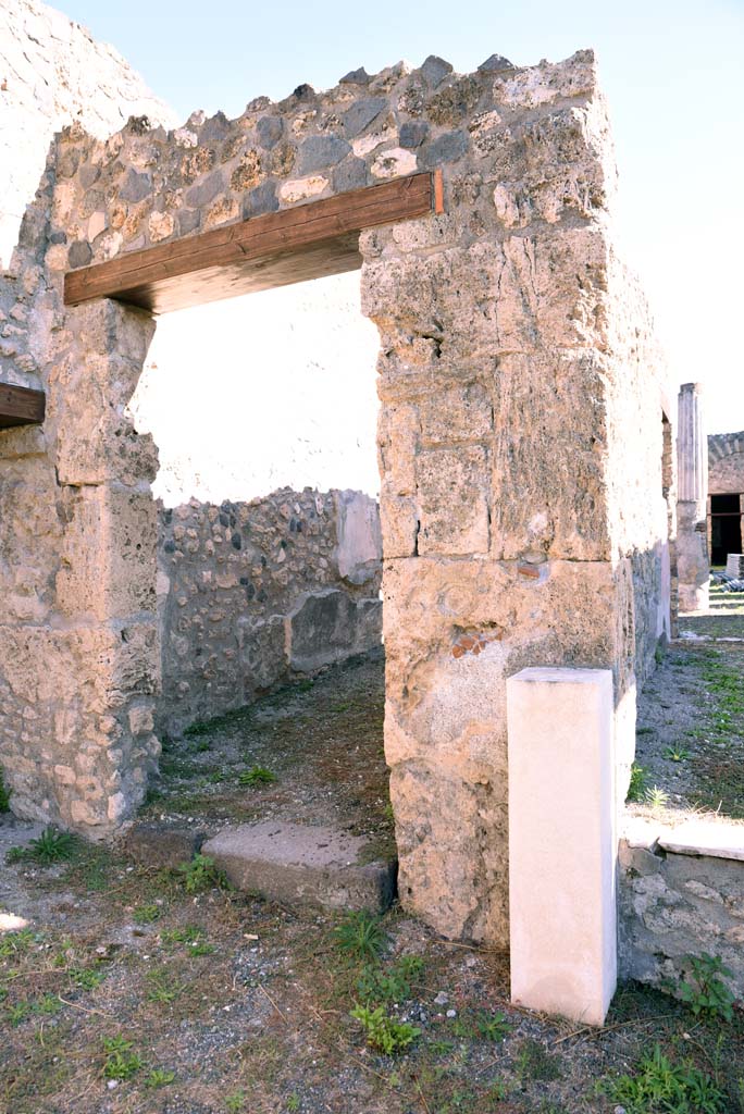 I.4.25/1.4.5 Pompeii. October 2019. 
North ala 13, looking towards east wall, with corridor 15, leading to Middle Peristyle 17, on left, and tablinum 14, on right.
Foto Tobias Busen, ERC Grant 681269 D�COR.
