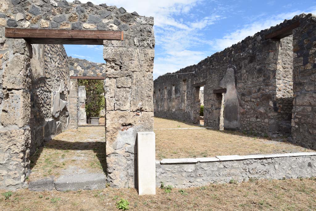 I.4.25/1.4.5 Pompeii. Corridor 15, on left, leading east towards Middle Peristyle 17 in north wall of ala 13.
Foto Tobias Busen, ERC Grant 681269 D�COR.
