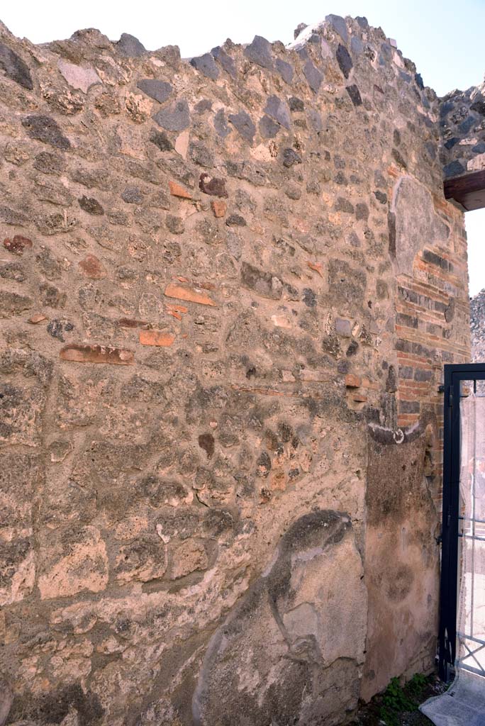 I.4.25/I.4.5 Pompeii. October 2019. 
Entrance corridor/fauces 3, south wall at west end by entrance doorway.
Foto Tobias Busen, ERC Grant 681269 D�COR.
