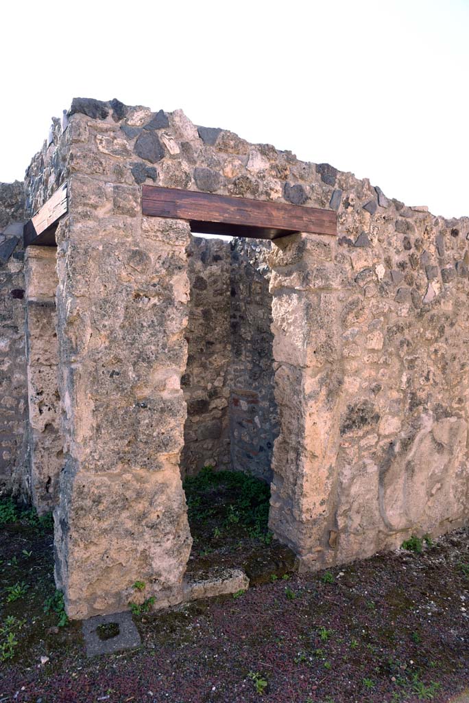 I.4.25/I.4.5 Pompeii. October 2019. 
Entrance corridor/fauces 3, doorway to small room 5 in south wall of entrance corridor.
Foto Tobias Busen, ERC Grant 681269 D�COR.
