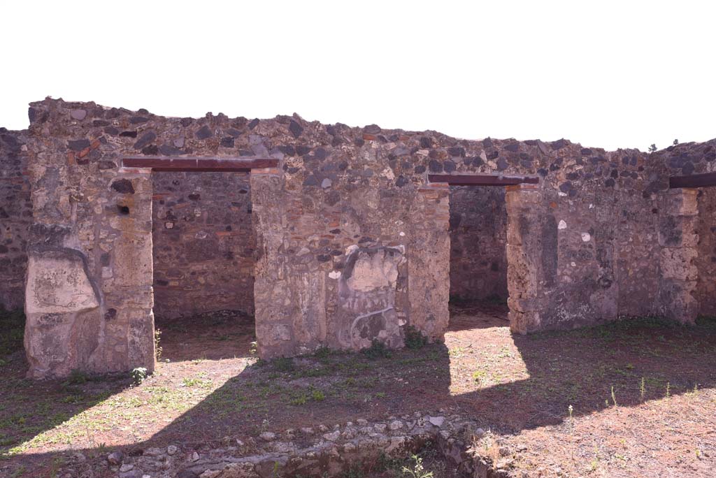 I.4.25/I.4.5 Pompeii. October 2019. Atrium 6, looking towards doorways to rooms 8, and 7, on south side of atrium.
Foto Tobias Busen, ERC Grant 681269 D�COR.
