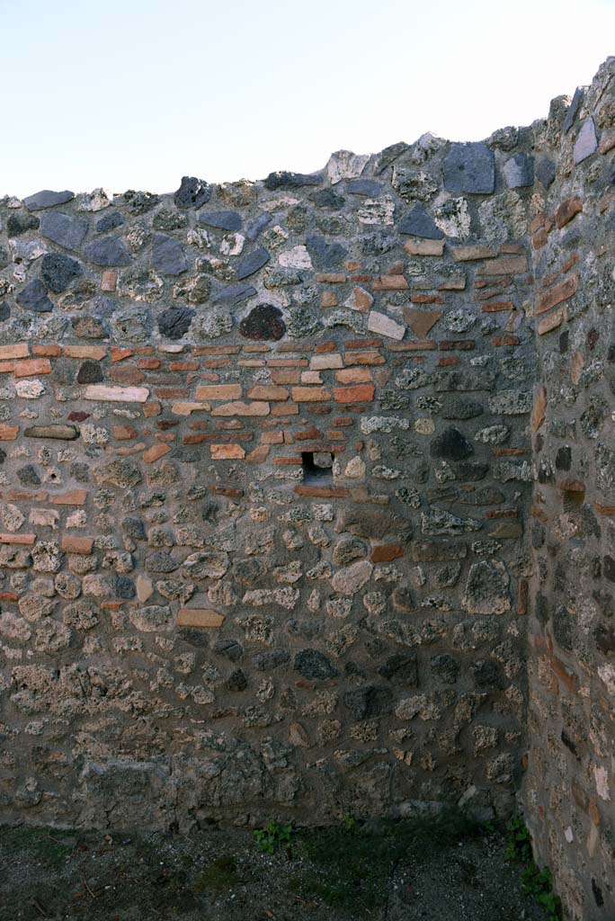 I.4.25/1.4.5 Pompeii. October 2019. Cubiculum 7, east wall in south-east corner.
Foto Tobias Busen, ERC Grant 681269 D�COR.
