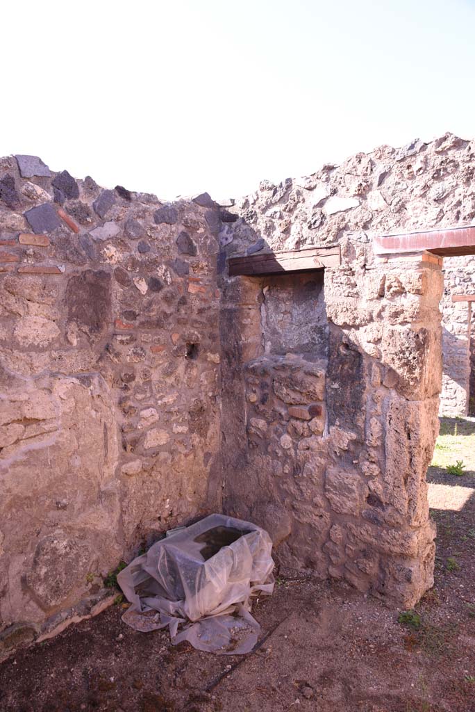 I.4.25/1.4.5 Pompeii. October 2019. 
Cubiculum 7, west wall and north-west corner, with window in north wall into atrium 6.
Foto Tobias Busen, ERC Grant 681269 D�COR.
