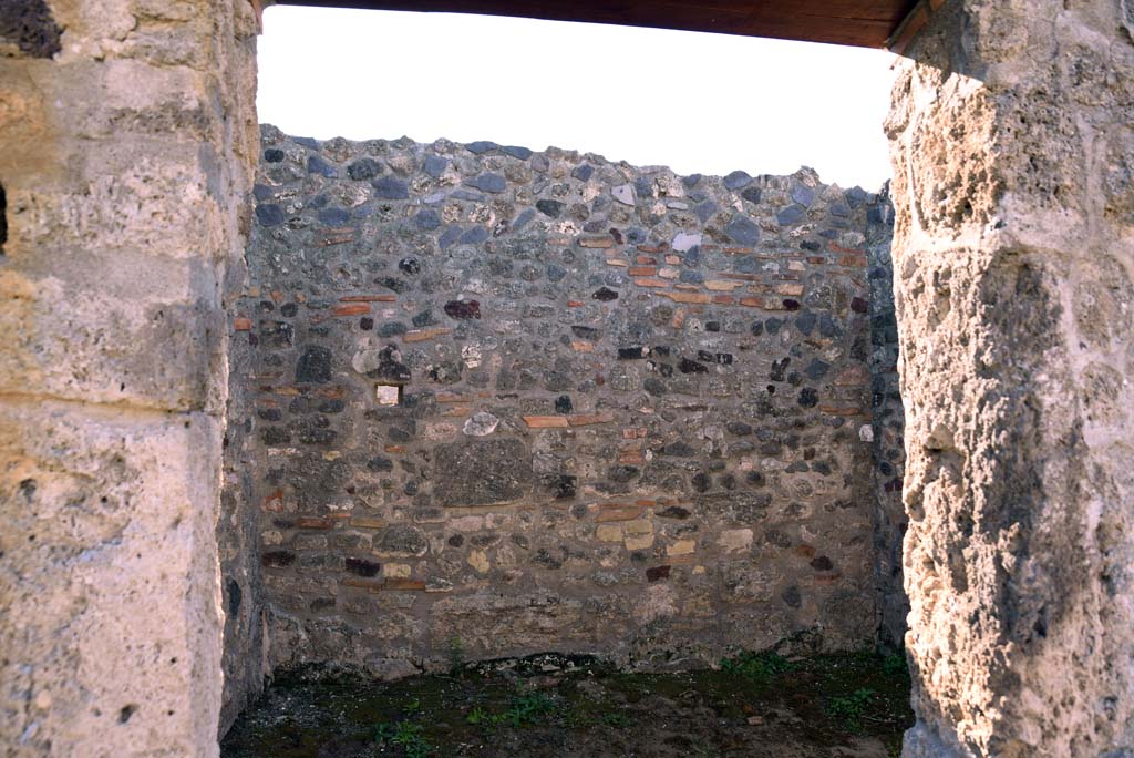I.4.25/1.4.5 Pompeii. October 2019. Cubiculum 8, looking south through entrance doorway.
Foto Tobias Busen, ERC Grant 681269 D�COR.
