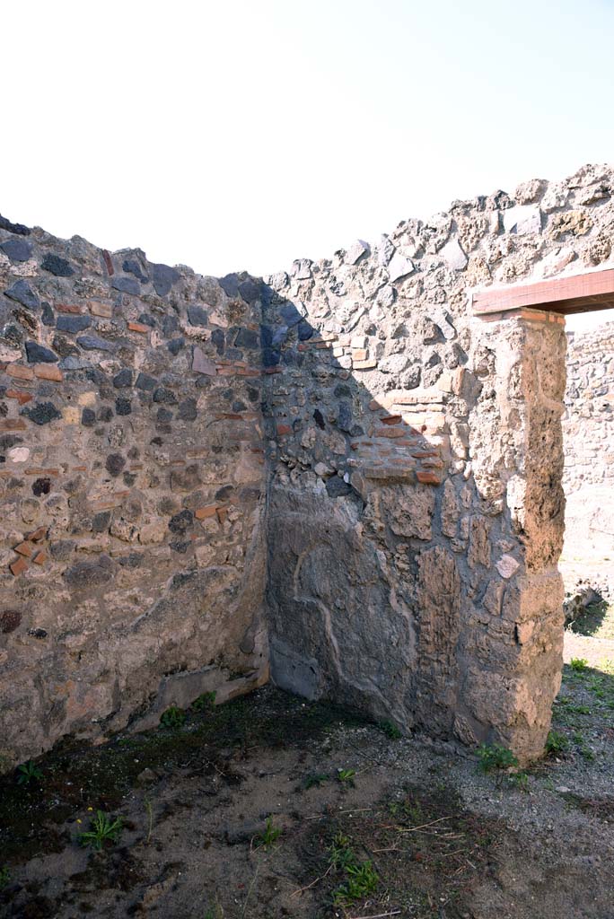 I.4.25/1.4.5 Pompeii. October 2019. 
Cubiculum 8, looking towards north-west corner and doorway in north wall.
Foto Tobias Busen, ERC Grant 681269 D�COR.
