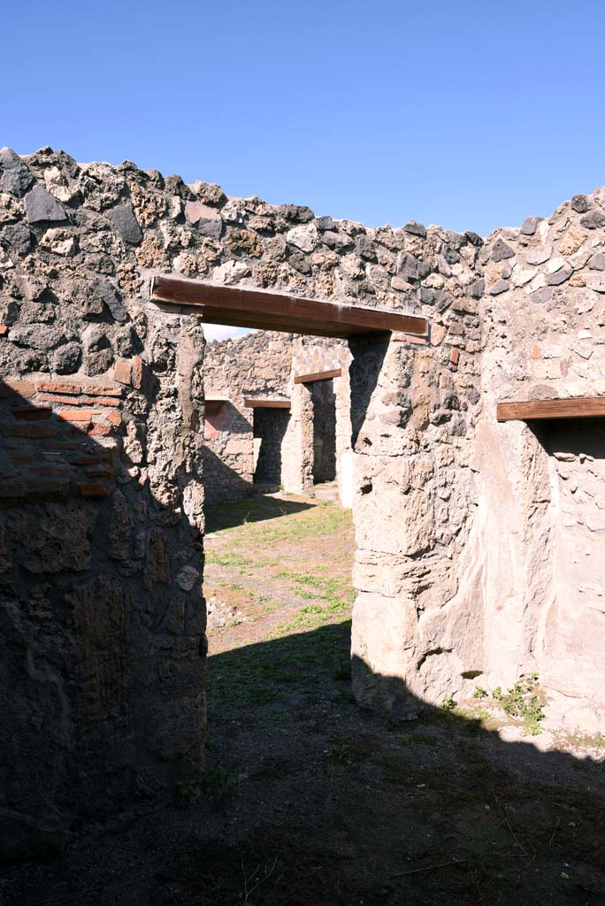 I.4.25/1.4.5 Pompeii. October 2019. 
Cubiculum 8, looking towards north wall with doorway to atrium 6 in north-east corner.
Foto Tobias Busen, ERC Grant 681269 D�COR.
