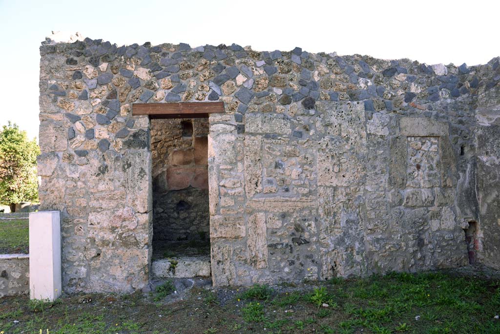 I.4.25/1.4.5 Pompeii. October 2019. South ala 12, east wall with doorway to room 16.
Foto Tobias Busen, ERC Grant 681269 D�COR.
