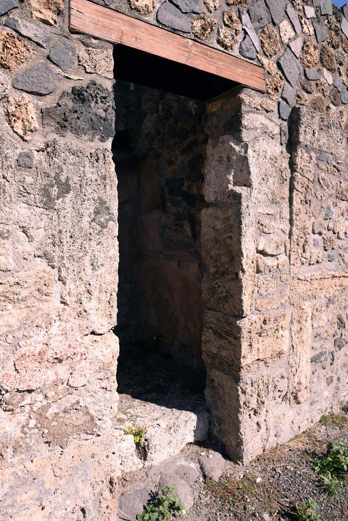 I.4.25/1.4.5 Pompeii. October 2019. Room 16, entrance doorway, from east side of Atrium 6.
Foto Tobias Busen, ERC Grant 681269 D�COR.
