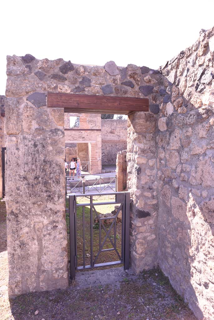 I.4.25/I.4.5 Pompeii. October 2019. 
Atrium 6, looking towards north-west corner with doorway linking to shop at I.4.6
Foto Tobias Busen, ERC Grant 681269 D�COR.
