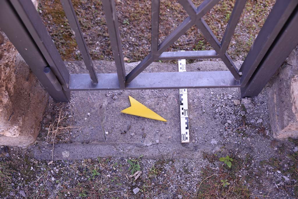 I.4.25/I.4.5 Pompeii. October 2019. Atrium 6, threshold of doorway in north-west corner leading into I.4.6
Foto Tobias Busen, ERC Grant 681269 D�COR.
