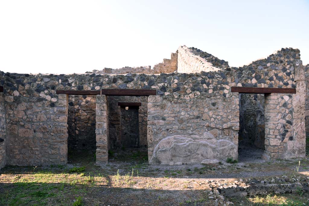 I.4.25/I.4.5 Pompeii. October 2019. Atrium 6, looking towards doorways to rooms 9, 10 and 11 on north side of atrium.
Foto Tobias Busen, ERC Grant 681269 D�COR.
