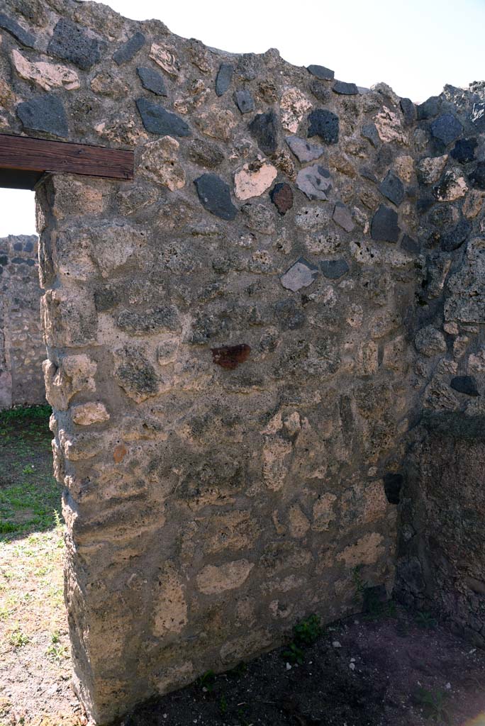 I.4.25/1.4.5 Pompeii. October 2019. 
Cubiculum 9, looking towards south wall with doorway to atrium 6, on left.
Foto Tobias Busen, ERC Grant 681269 D�COR.
