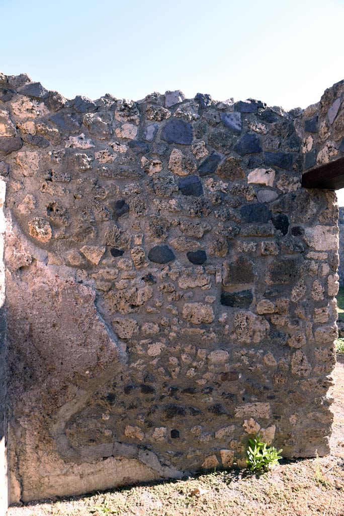 I.4.25/1.4.5 Pompeii. October 2019. 
Cubiculum 9, east wall with doorway in south-east corner to atrium 6.
Foto Tobias Busen, ERC Grant 681269 D�COR.
