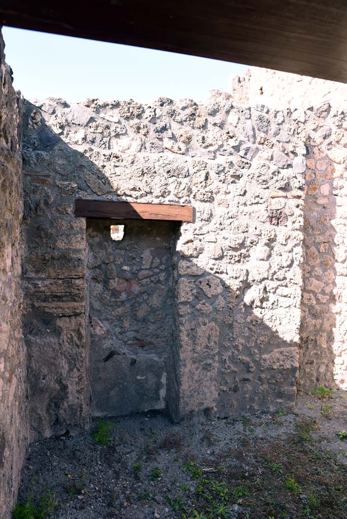 I.4.25/1.4.5 Pompeii. October 2019. 
Cubiculum 10, looking towards recess/niche at west end of north wall.
Foto Tobias Busen, ERC Grant 681269 D�COR.

