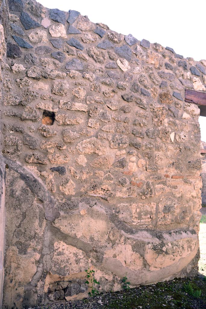 I.4.25/1.4.5 Pompeii. October 2019. Cubiculum 10, south wall, with doorway to atrium 6, on right.
Foto Tobias Busen, ERC Grant 681269 D�COR.
