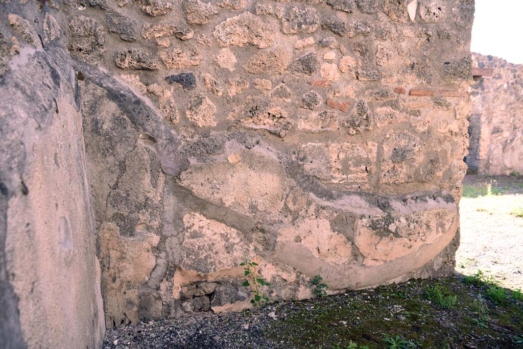 I.4.25/1.4.5 Pompeii. October 2019. Cubiculum 10, south wall, with doorway to atrium 6, on right.
Foto Tobias Busen, ERC Grant 681269 D�COR.

