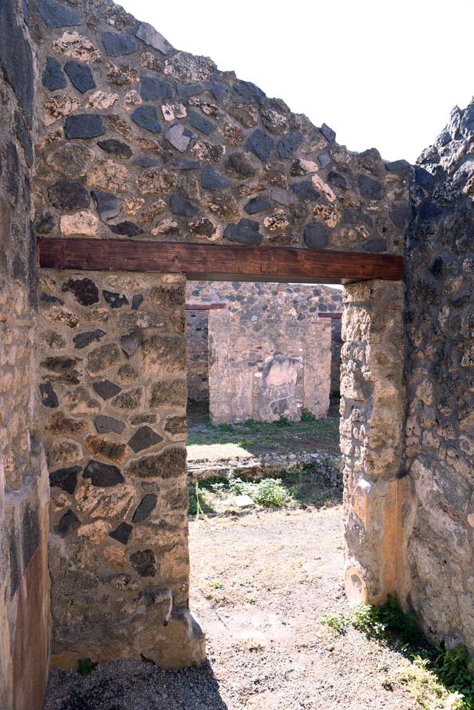 I.4.25/1.4.5 Pompeii. October 2019. Cubiculum 11, looking south towards doorway to atrium 6.
Foto Tobias Busen, ERC Grant 681269 D�COR.
