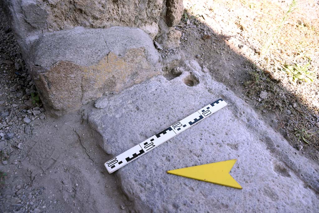 I.4.25/1.4.5 Pompeii. October 2019. Cubiculum 11, looking towards east end of doorway threshold.
Foto Tobias Busen, ERC Grant 681269 D�COR.
