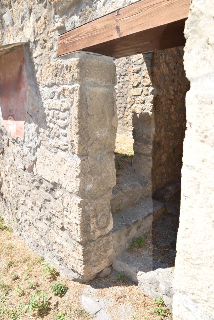 I.4.25/1.4.5 Pompeii. September 2020. North ala 13, doorway in north wall to corridor to Services Area.
Foto Tobias Busen, ERC Grant 681269 D�COR.
