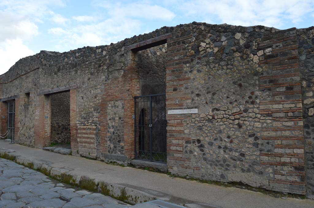 I.4.25 Pompeii, in centre. March 2018. Looking south-east along south side of Via dell’Abbondanza. 
Foto Taylor Lauritsen, ERC Grant 681269 DÉCOR.
