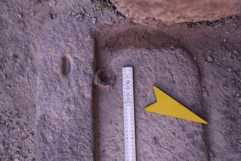 I.4.25 Pompeii. October 2019. Room 48, detail from west end of threshold.   
Foto Tobias Busen, ERC Grant 681269 D�COR

