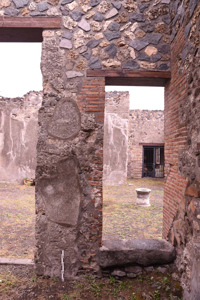 I.4.25 Pompeii. September 2019. Room 50, east wall with rear of steps in south-east corner.
Foto Tobias Busen, ERC Grant 681269 D�COR
