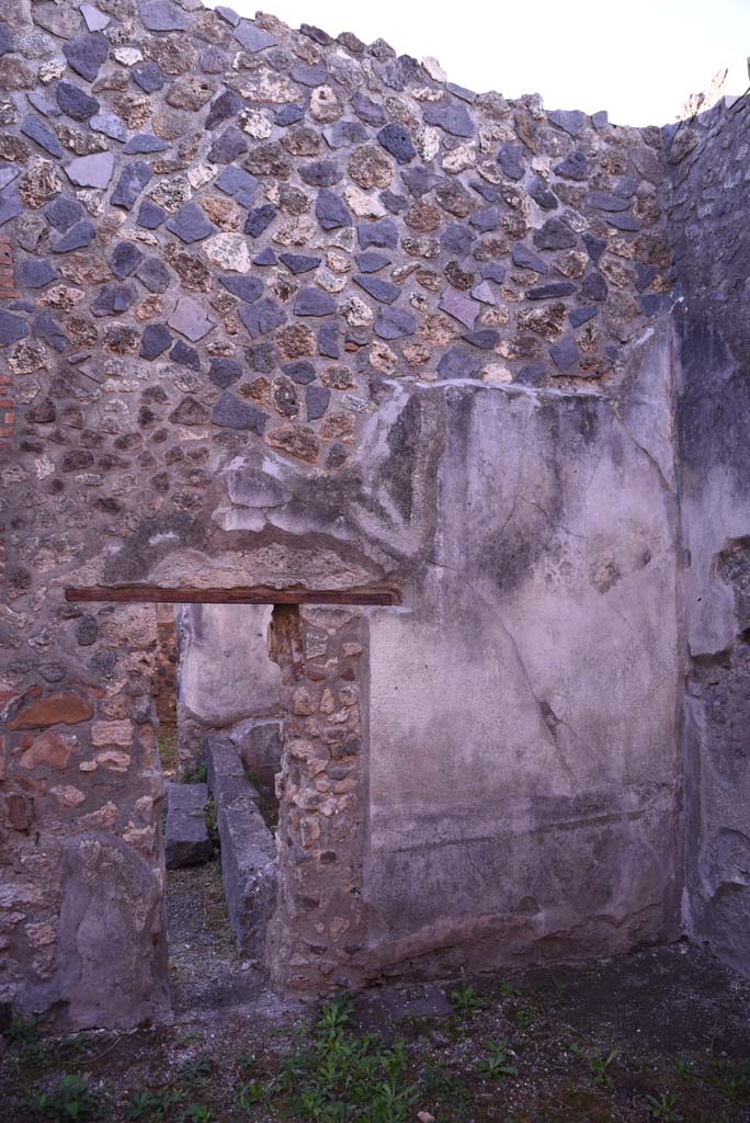 I.4.25 Pompeii. October 2019. 
Room 50, south wall with doorway to room 51, looking towards south-west corner, on right. 
Foto Tobias Busen, ERC Grant 681269 D�COR

