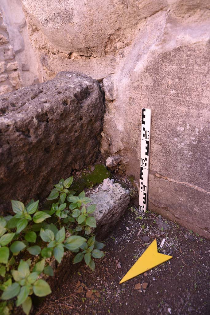 I.4.25 Pompeii. October 2019. 
Room 51, detail from south end of east towards front wall in south-east corner.  
Foto Tobias Busen, ERC Grant 681269 D�COR
