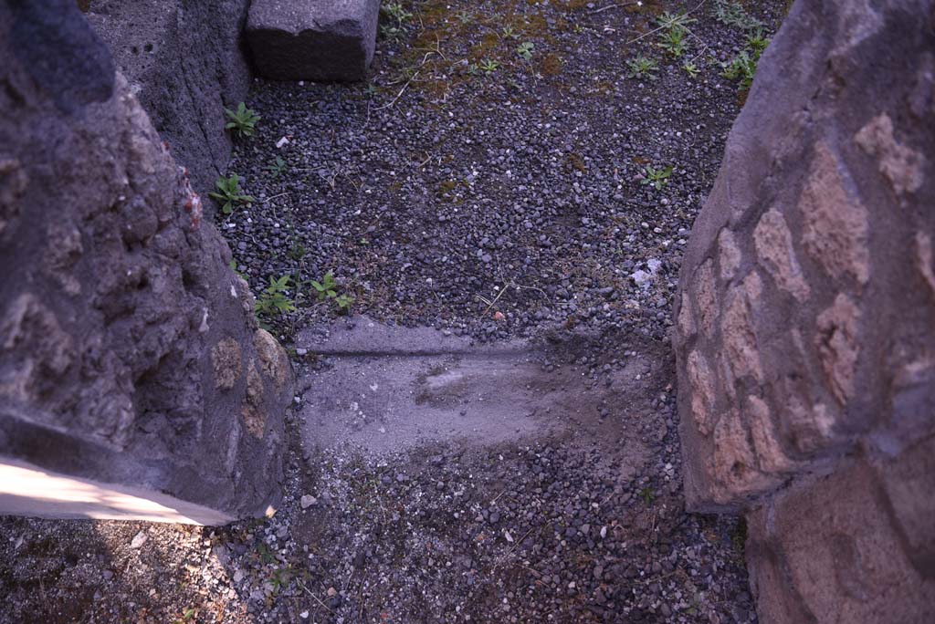 I.4.25 Pompeii. October 2019. Room 52, doorway threshold, looking north into room 51.
Foto Tobias Busen, ERC Grant 681269 D�COR.
