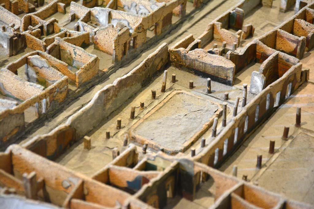 I.4.25 Pompeii. May 2019. Detail from model in Naples Archaeological Museum.
Looking south-west towards south and west walls of Lower Peristyle 32.
Foto Tobias Busen, ERC Grant 681269 D�COR.
