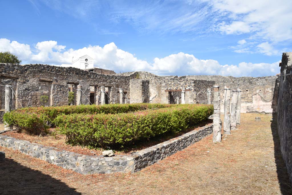 I.4.25 Pompeii. September 2020. Lower Peristyle 32, looking east along south portico from south-west corner.
Foto Tobias Busen, ERC Grant 681269 D�COR.
