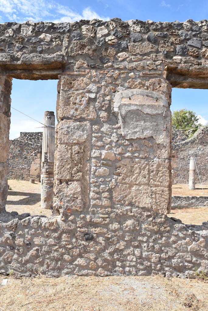 I.4.25 Pompeii. September 2020. 
Lower Peristyle 32, north wall of north portico with windows through to Middle Peristyle 17.
Foto Tobias Busen, ERC Grant 681269 D�COR.
