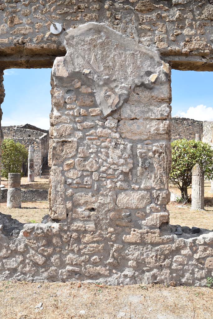 I.4.25 Pompeii. September 2020. 
Lower Peristyle 32, continuation of north wall of north portico with windows through to Middle Peristyle 17.
Foto Tobias Busen, ERC Grant 681269 D�COR.
