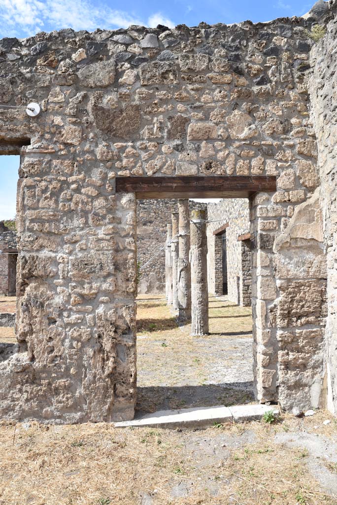 I.4.25 Pompeii. September 2020. 
Lower Peristyle 32, looking north through doorway towards east end of Middle Peristyle 17. 
Foto Tobias Busen, ERC Grant 681269 D�COR.
