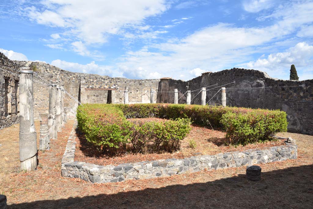 I.4.25 Pompeii. September 2020. Lower Peristyle 32, looking east from west portico.
Foto Tobias Busen, ERC Grant 681269 D�COR.

