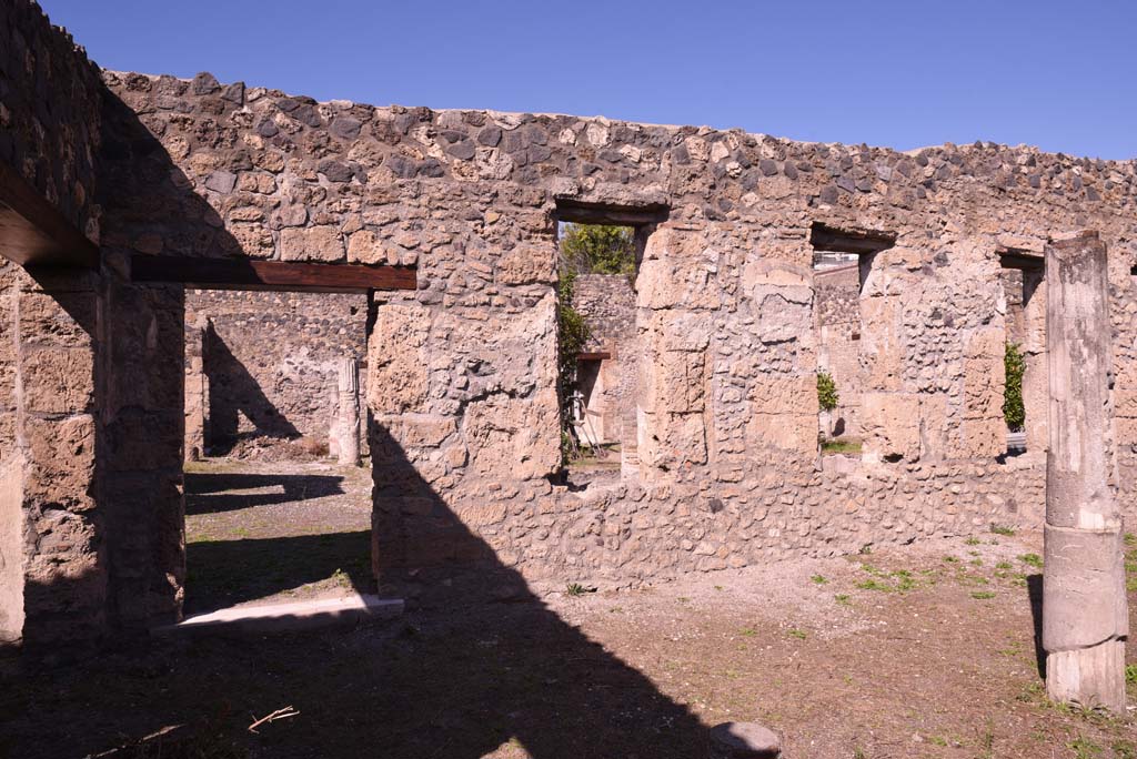 I.4.25 Pompeii. October 2019. Lower Peristyle 32, north wall in north-west corner, with doorway to Middle Peristyle 17, on left.
Foto Tobias Busen, ERC Grant 681269 D�COR.
