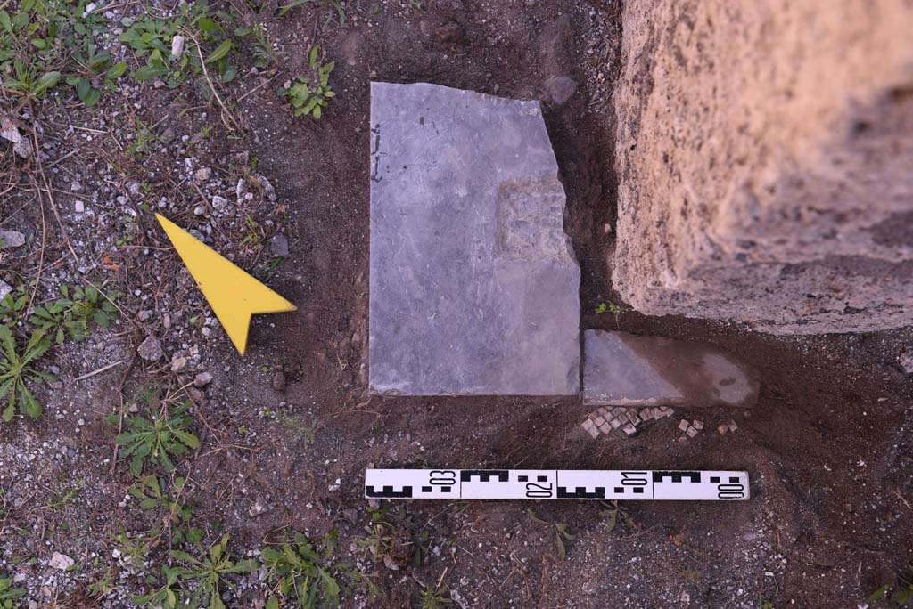 I.4.25 Pompeii. October 2019. Room 37, detail from doorway threshold on south side of doorway.
Foto Tobias Busen, ERC Grant 681269 D�COR.
