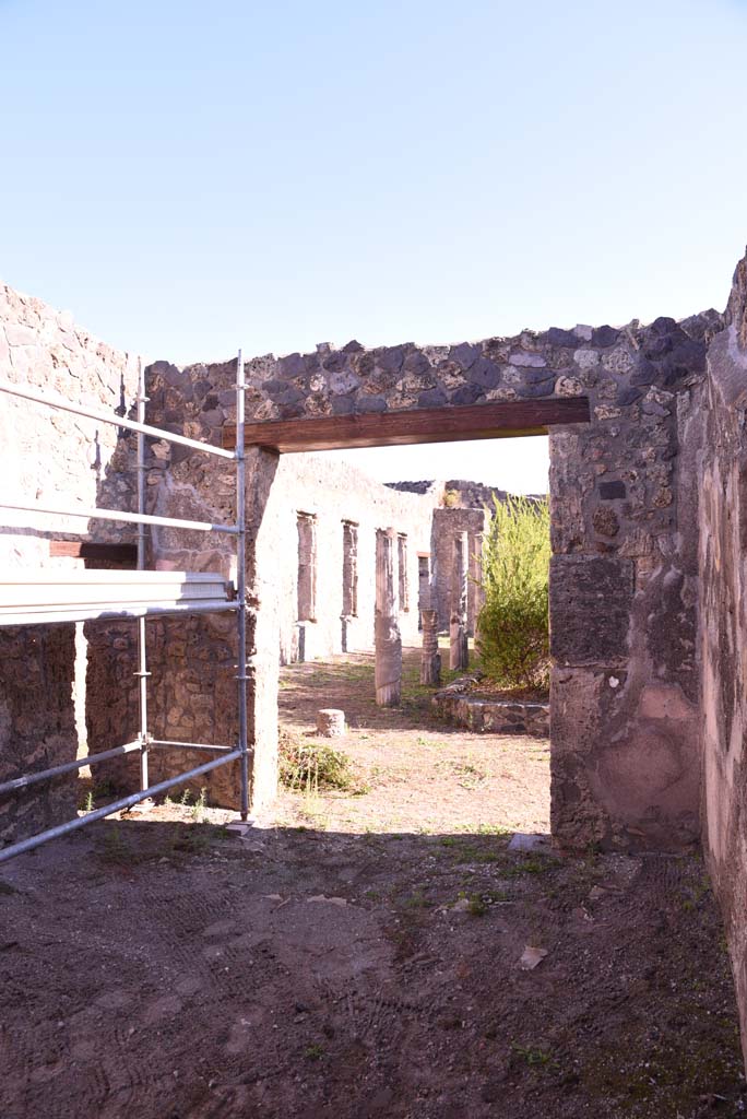 I.4.25 Pompeii. October 2019. 
Room 37, looking east to entrance doorway onto west portico of Lower Peristyle 32.
Foto Tobias Busen, ERC Grant 681269 D�COR.
