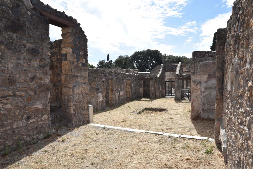 I.4.25/1.4.5 Pompeii. September 2020. Room 14, tablinum, looking west across atrium 6 towards entrance doorway at I.4.5.
Foto Tobias Busen, ERC Grant 681269 D�COR.
