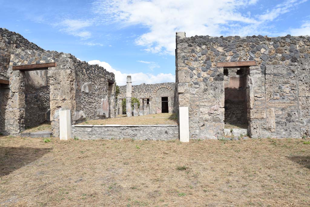 I.4.25/1.4.5 Pompeii. September 2020. Room 14, tablinum, in centre.
Looking east from Atrium 6, with doorway to Corridor 15 in Ala 13, on left, and doorway to room 16, on right.
Foto Tobias Busen, ERC Grant 681269 D�COR.
