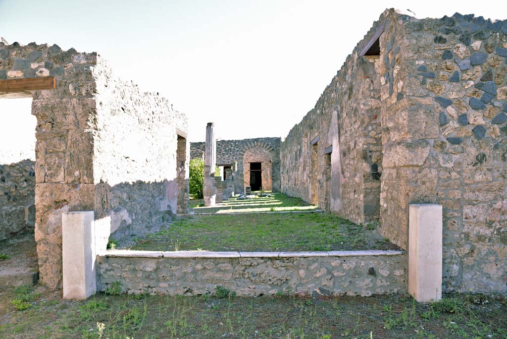 I.4.25/I.4.5 Pompeii. October 2019. Room 14, tablinum, looking east towards raised west end.
Foto Tobias Busen, ERC Grant 681269 D�COR.

