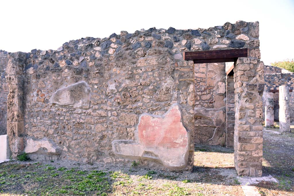 I.4.25/1.4.5 Pompeii. October 2019. 
Tablinum 14, looking towards north wall with doorway into Corridor 15, and with Middle Peristyle 17, on right.
Foto Tobias Busen, ERC Grant 681269 D�COR.

